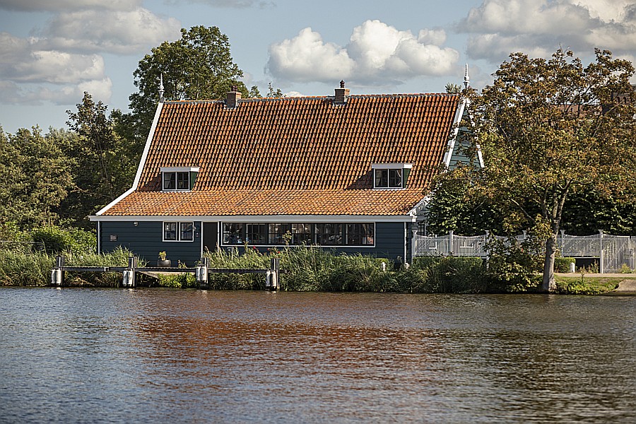 Uitzicht op B&B Saenliefde in Wormer vanaf de overkant van de Zaan