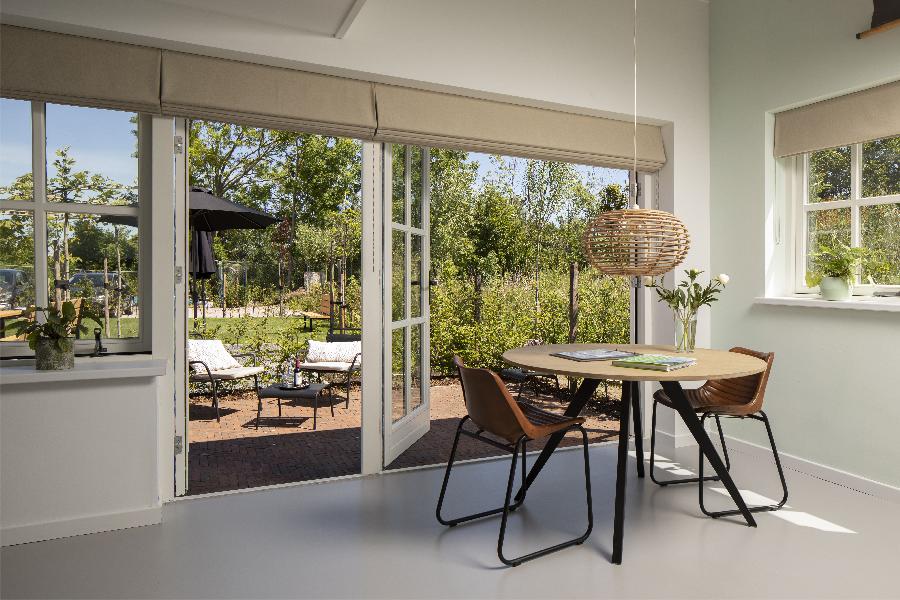 Uitzicht op de tuin van Kamer Kerkuil bij B&B Saenliefde in Wormer
